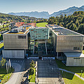 Luftaufnahme vom Campus Urstein mit Bergen im Hintergrund