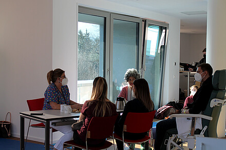 Senior Lecturer Susanne Fels-Parandian bespricht die Schauspiel-Simulation mit den Studierenden und der Schauspielerin. 