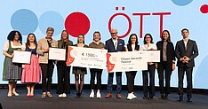 Die Teilnehmer*innen des Young Talent Awards im Rahmen der Österreichischen Tourismustage. Léona Lavenka und Nieke Dieteren bei der Preisverleihung. © ÖW/Jürg Christandl