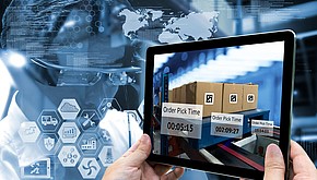 Tablet mit Infos zur Logistikkette in einem Lager