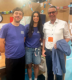 Simon Huber (Absolvent des Studiengangs Soziale Arbeit an der FH Salzburg) und Carolina Zerza (Lehramtsstudierende) sind die pädagogischen Leitungen des FH-Bereichs in Mini-Salzburg. Auf dem Foto mit FH-Rektor Dominik Engel.