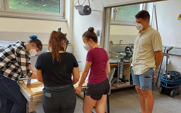 Im Bild: Milan Simek mit HTB Studierenden (2. Semester) in der Modellbau-Lehrveranstaltung am Campus Kuchl