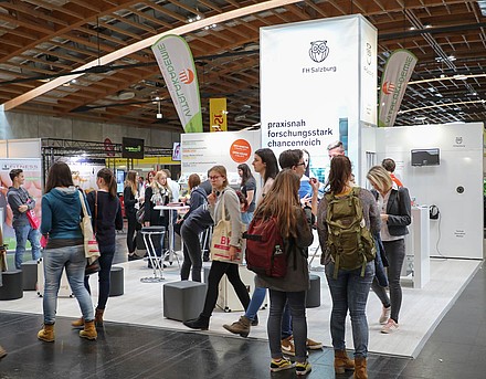 Interessiert am Messestand der FH Salzburg auf der Bildungsmesse BIM in Salzburg