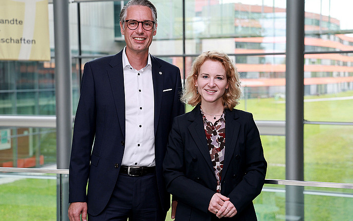 Bundesministerin Eva-Maria Holzleitner mit Dominik Engel, Rektor der FH Salzburg. (©FH Salzburg/Neumayr)