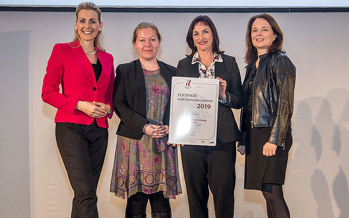 Federal Minister Christine Aschbacher presents the "hochschuleundfamilie" certificate to Cornelia Rieß, Head of Quality Management & Organizational Development, Doris Walter, Managing Director of Salzburg University of Applied Sciences and Sabine Leitner, Head of Human Resources & Law.