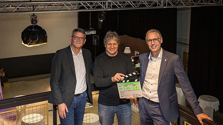 Hilmar Linder, Departmentleiter Creative Technologies, Till Fuhrmeister, Studiengangsleiter MultiMediaArt und FH-Rektor Dominik Engel eröffneten die neue Filmproduktionshalle der FH Salzburg.