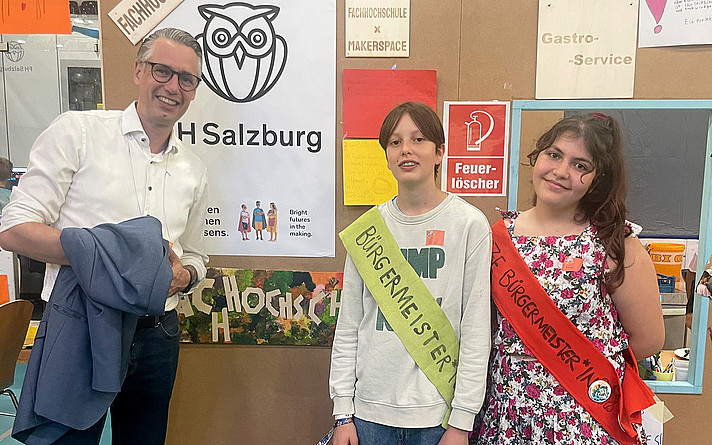 FH-Rektor Dominik Engel tauschte sich bei seinem Besuch bei der Kinderstadt mit dem Bürgermeister Valentin und Vize-Bürgermeisterin Lamar aus.