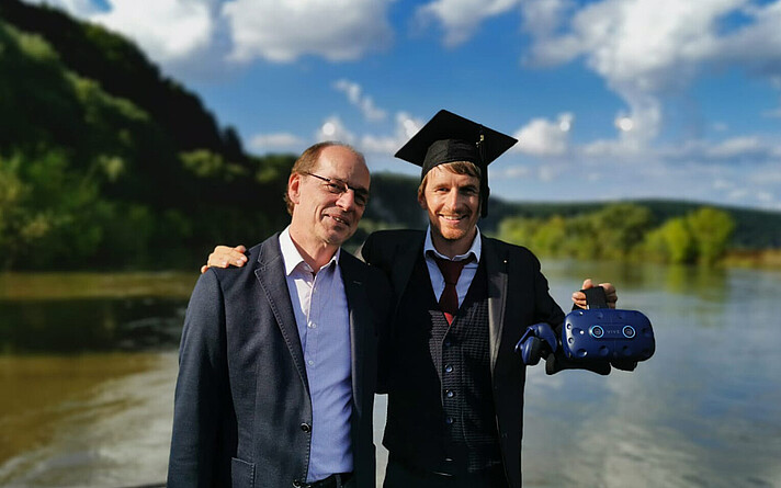 Arno Kinzinger freut sich mit seinem Erstbetreuer Prof. Dr. Winfried Steiner von der TU Clausthal über den Abschluss des Doktoratsstudiums. 