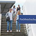 Studierende auf dem Weg von der S-Bahn Station zum Campus Urstein