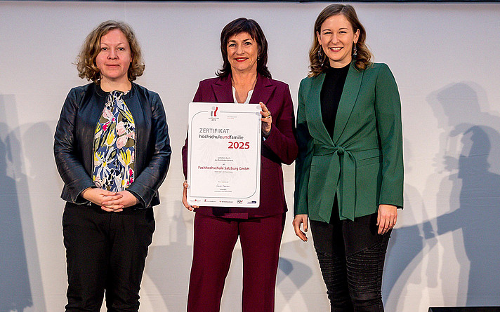 Doris Walter, Leiterin des Geschäftsbereichs Personal & Internationalisierung an der FH Salzburg, nahm die Auszeichnung gemeinsam mit Cornelia Rieß-Just, Leiterin Qualitätsmanagement & Organisationsentwicklung von Bundesministerin Claudia Plakolm entgegen. (© Harald Schlossko)