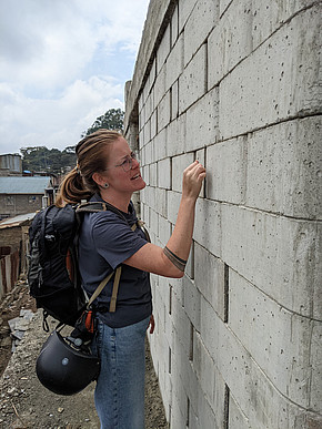 Janina checkt den Einbau des ClayTwistBlocks im größten Slums Kenias. Die Technologie schafft günstigen Wohnraum für tausende Menschen.