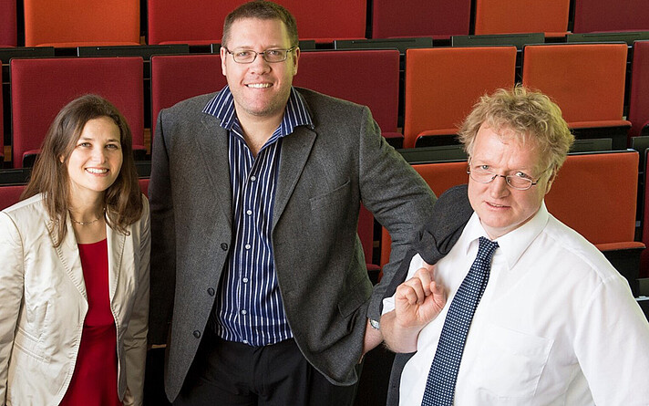 Christine Mitter (li.) und Studiengangsleiter Roald Steiner (re.) vom Studiengang Betriebswirtschaft freuen sich mit Johan Coetzee vom Department of Economics and Finance der UFS über den Ausbau der Kooperation der beiden Hochschulen.