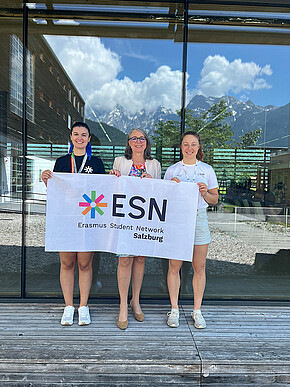 Die Studentinnen Ece Arslan und Tabea Kandlbauer (mit FH-Vizerektorin Ulrike Szigeti, Mitte) initiierten und organisierten das erste ESN-Treffen an der FH Salzburg.