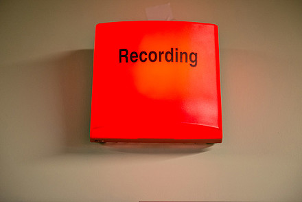 Rotes Leuchtschild mit Recording