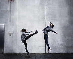 Zwei junge Menschen bei einer Streetdance Performance