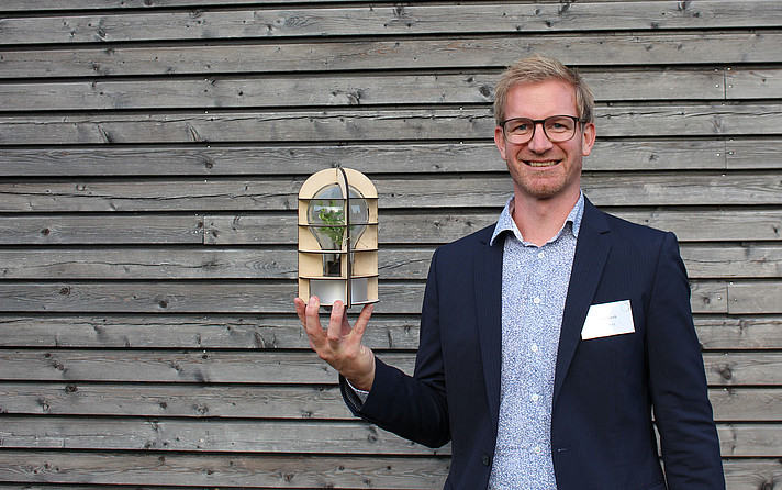 Markus Leeb von der FH Salzburg hat stellvertretend für das gesamte Forschungsteam Smart Building und Smart Cities den Sustainability Award entgegen. (FH Salzburg)
