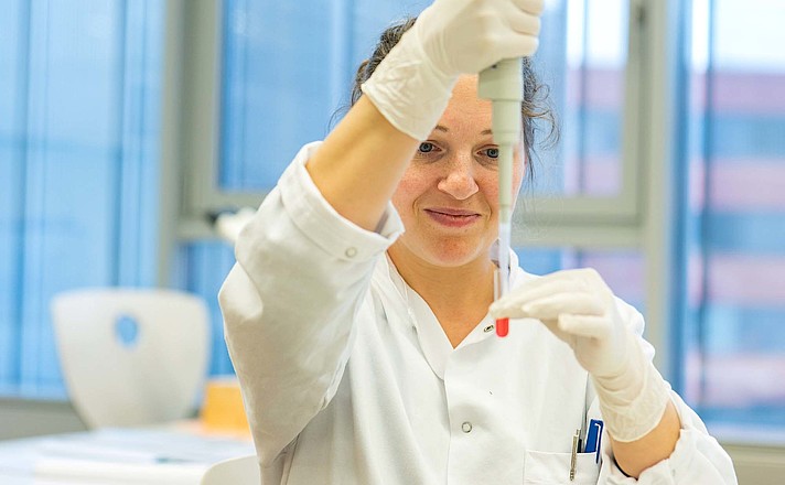 Biomedizinische Analytikerinnen und Analytikern (Biomedical Scientists) führen tagtäglich lebens-wichtige Labordiagnostik durch – nicht nur in Coronazeiten.
