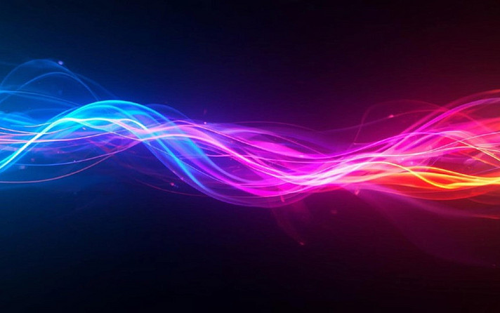 schwarzer hintergrund mit bunten fäden die auf der linken seite erst blau sind und dann in einen rosa ton übergehen