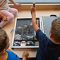 Holz bearbeiten mit echtem Werkzeug: Im Zuge von eLABoration Wood wurde an der PH Tirol ein Prototyp mit Anleitungen für den Kindergarten entwickelt.