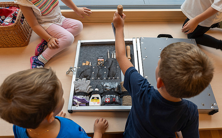 Holz bearbeiten mit echtem Werkzeug: Im Zuge von eLABoration Wood wurde an der PH Tirol ein Prototyp mit Anleitungen für den Kindergarten entwickelt. (©Tiroler Bildungsinstitut – Medienzentrum / Frederick Rafael Cabrera Martinez)