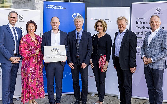 FH-Geschäftsführer Dominik Engel, Doris Walter (Prokuristin), Gerhard Jöchtl (Departmentleiter IT), Ulrike Unterer (Vizepräsidentin der CDG), Roald Steiner (FH-Vizerektor) und Raimund Ribitsch (Prokurist) feierten mit Zentrumsleiter Stefan Huber (Mitte) das neue Josef Ressel Zentrum für Intelligente und Sichere Industrieautomatisierung an der FH Salzburg. (©FH Salzburg/wildbild)