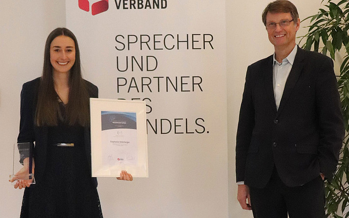 Stephanie Unterberger, Master-Absolventin und Junior Lecturer am Studiengang Betriebswirtschaft, wurde mit dem Handelsverband Wissenschaftspreis ausgezeichnet. (Foto: Handelsverband Österreich)