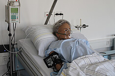 Der geriatrische Nursing Anne Simulator am Studiengang Gesundheits- & Krankenpflege.