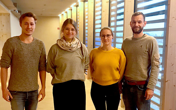 Patrick Erich Staubmann, Katharina Burešová, Maren Gramitzky und Raphael Keßler - alle vier Absolvent*innen des Bachelors und aktuell Studierende des Masters Holztechnologie & Holzbau - verstärken das Forschungsteam am Campus Kuchl.