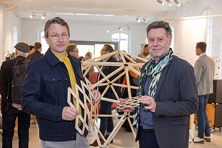 Michael Ebner (FH Salzburg) und Roman Höllbacher (Initiative Architektur) eröffneten die bereits dritte gemeinsame Ausstellung im Architekturhaus Salzburg.