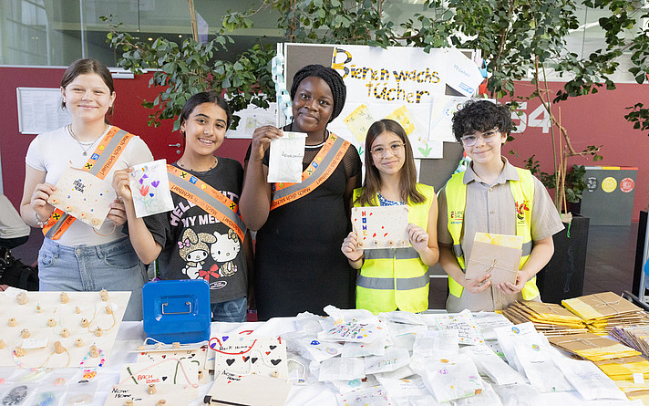 Mit viel Kreativität und unternehmerischem Wissen verkauften rund 400 Volksschüler*innen beim Changemaker Markttag selbstgebastelte und -gestaltete Dinge. ©FH Salzburg/wildbild