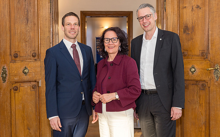 Christian Neureiter, Leiter des Josef Ressel Centre for Dependable System-of-Systems Engineering, Daniela Gutschi, Landesrätin, und Dominik Engel, FH-Rektor, anlässlich des feierlichen Projektabschlusses nach fünf Jahren exzellenter Forschungsarbeit an der FH Salzburg. © FH Salzburg/wildbild