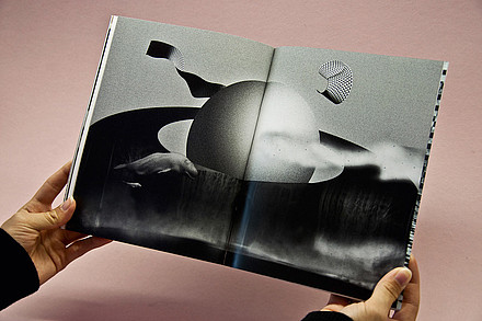 Aufgeschlagenes Konzeptbuch mit Computeranimation