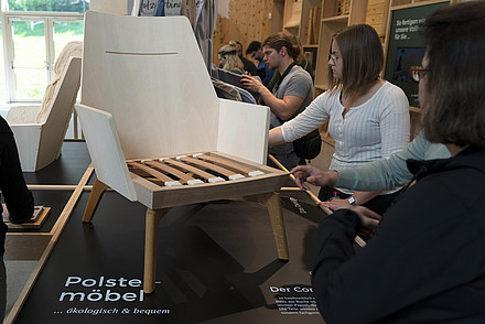 Design-Studentin mit Möbeldesign