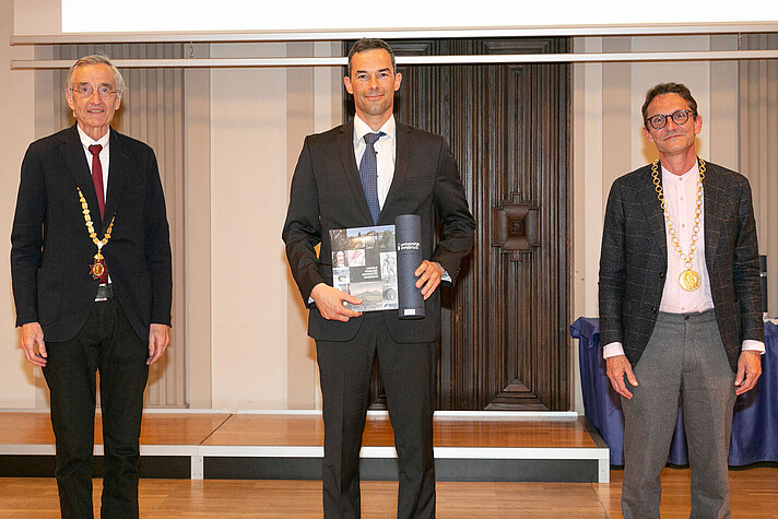 Die FH Salzburg gratuliert FH-Prof. Priv.-Doz. MMag. Dr. Günther Eibl zur Habilitation an der Universität Innsbruck. (©DieFotografen)