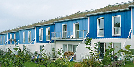Die Passivhaus-Siedlung Kronsberg in Hannover hat als erste Klimaneutralität wirtschaftlich nachhaltig umgesetzt. Energieeffizienz und erneuerbare Energie lassen sich perfekt miteinander verbinden. © Passivhaus Institut