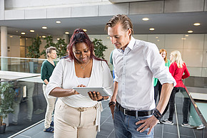Zwei Personen besprechen gemeinsam Inhalt auf Tablet