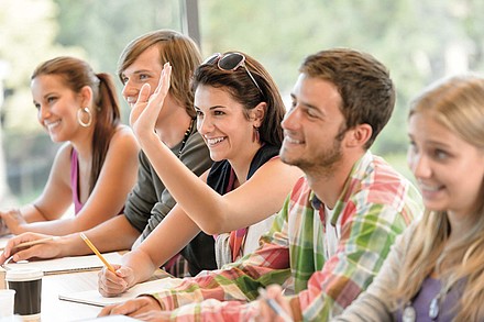 Studierende in einem Hörsaal - nebeneinander sitzend