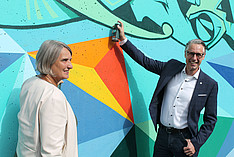 Barbara Schweitl, Bürgermeisterin der Gemeinde Puch und FH Rektor Dominik Engel eröffneten das rund 150 m² große Wandbild im öffentlichen Durchgang zwischen Bahnhof und Campus Urstein.