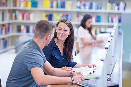 Studierende beim Studium in der Bibliothek