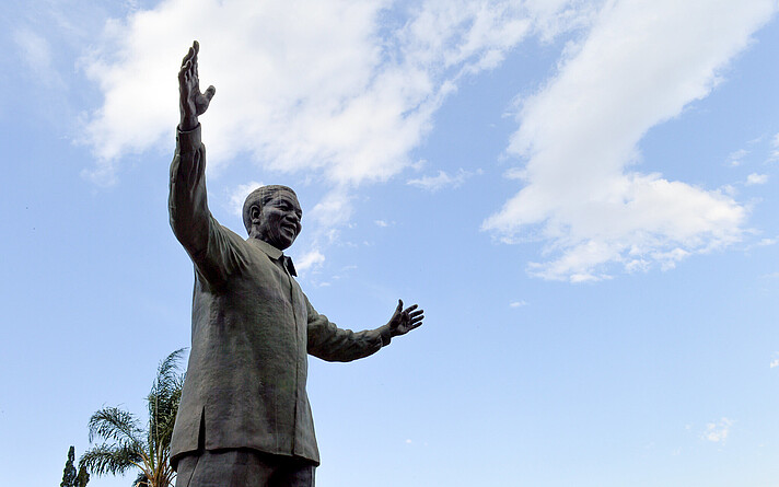 Die Nelson-Mandela-Statue vor den Union Buildings, dem Sitz der südafrikanischen Regierung in Pretoria (Bild: Flickr/Francisco Anzola)