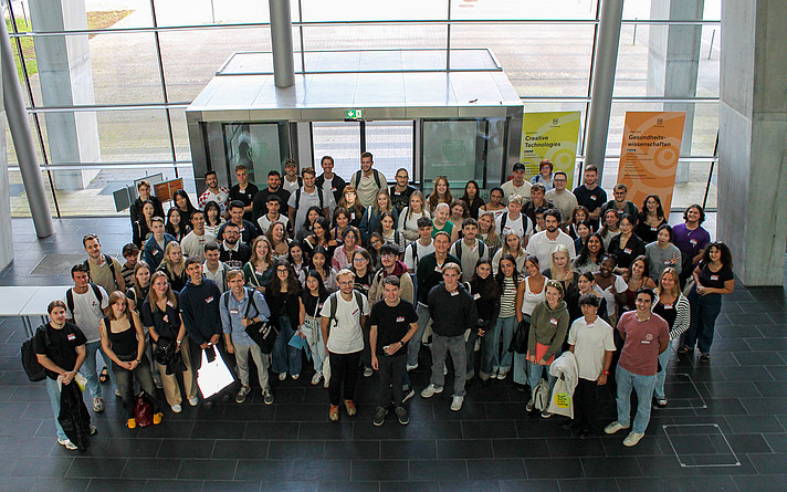Gruppenbild von 108 Incoming Students aus 30 Ländern an der FH Salzburg