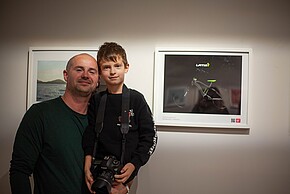 Emin Music mit seinem Sohn bei der Präsentation von Latis in Budapest.