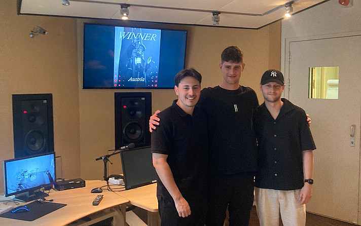 In einem exklusiven Workshop im Tonstudio der FH Salzburg gaben die drei Absolventen den aktuell Studierenden ihre Erfahrungen und Learnings weiter. Im Bild (v.l.) Michael Höchtl, Thomas Thurner und Paul Sams.