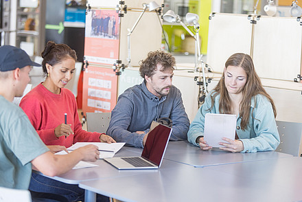 Studierende bei einer Gruppenarbeit am Campus Kuchl