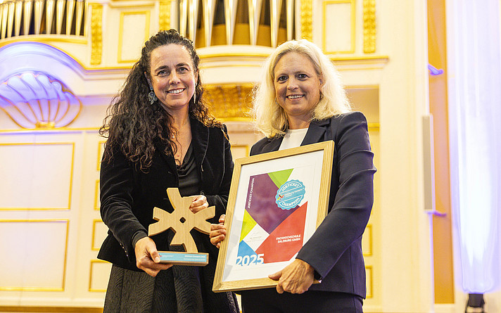 Der Salzburger Verkehrsverbund zeichnet die Fachhochschule Salzburg GmbH als „Jobticket-Champion“ aus. Im Bild (v.l.) Yvonne Rosenstatter (Salzburger Verkehrsverbund) und Verena Mitteregger-Rieder (Fachhochschule Salzburg GmbH)) bei der Verleihung am 9. Oktober 2025.