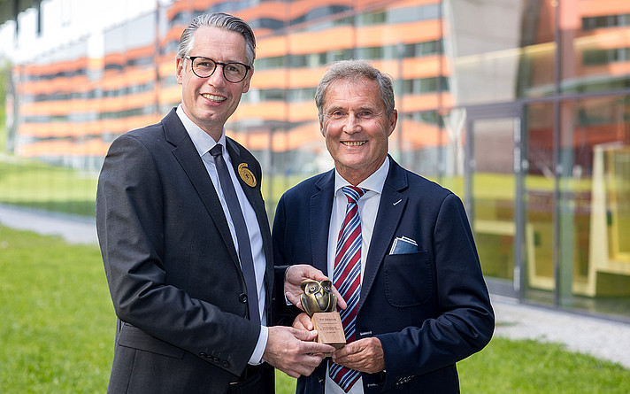 FH-Rektor Dominik Engel überreichte Manfred Pammer die Ehrenprofessur der FH Salzburg. (©FH Salzburg/wildbild)