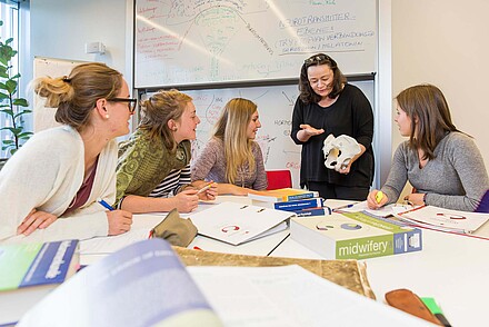 Hebammen Studium an der FH Salzburg