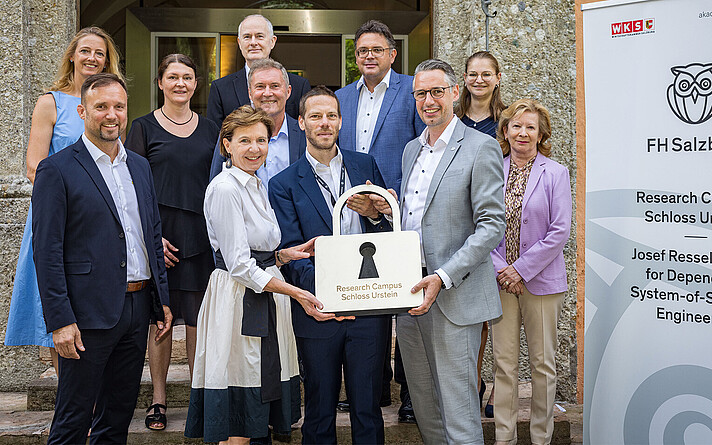 Eröffnung des „Research Campus Schloss Urstein“. Im Bild v.l.: Gabriele Tischler, Christian Zingel, Hilla Lindhuber, Frederic Fredersdorf, Brigitta Pallauf, Manfred Pammer, Christian Neureiter, Walter Haas, Dominik Engel, Katharina Polanec, Marianne Kusejko. (© FH Salzburg/wildbild)