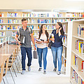 Studierende in der Bibliothek am Campus Urstein im Gespräch miteinander