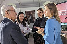 Sabrina Stattmann, Katrin Rossemann (beide FH Salzburg), Conny Vogel (Menschenrechtsschule) im Gespräch mit dem ehemaligen Bundespräsidenten Heinz Fischer.